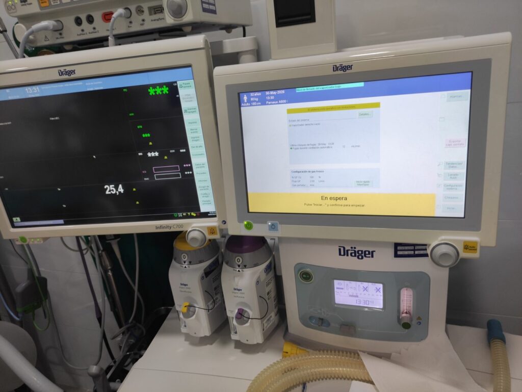 Máquina de anestesia con monitor de signos vitales en quirófano