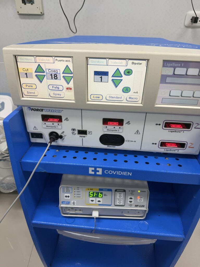 Equipo de electrocirugía en sala de operaciones