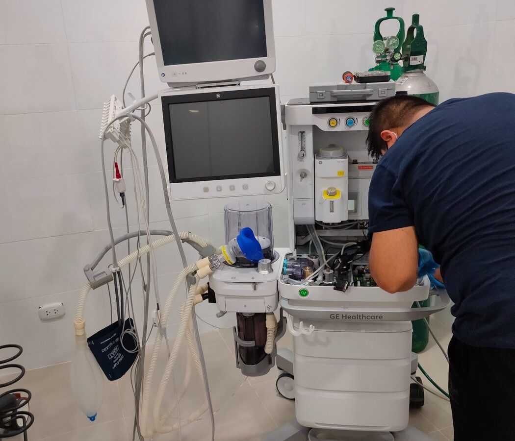 Técnico realizando el mantenimiento de un equipo de anestesia