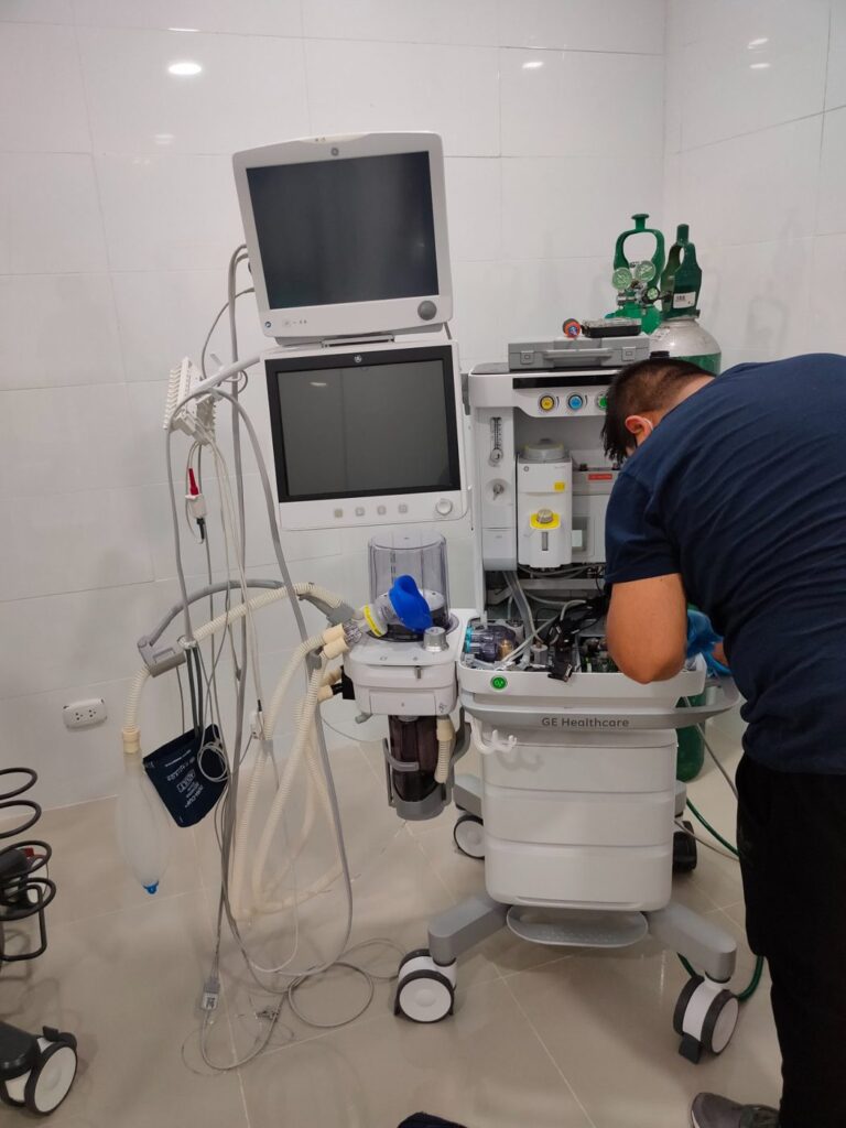Técnico realizando el mantenimiento de un equipo de anestesia